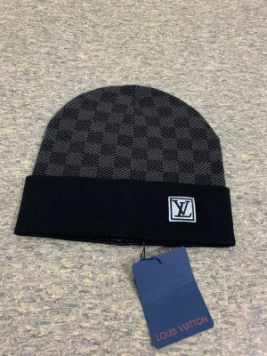 Mössa - Denna mössan är väldigt populär pågrund av den värme, det bästa med denna mössan är inte bara värmen utan själva modellen, perfekt för dig som vill vara stillig och varm under vintern, kom privat för fler bilder