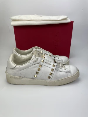 Valentino skor - BLACK FRIDAY REA!! Valentino skor. Hör av dig vid frågor