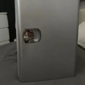 Mini kylskåp/varm-skåp 12V/220V - Kompakt mini kylskåp med både kyl- och värmefunktion. Kan drivas med 12V DC (bil) eller 220-240V AC (vägguttag). Perfekt för sovrum, kontor eller bilresor. Rent och i gott skick, inga synliga defekter.