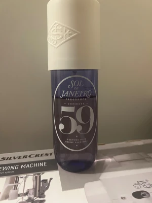 Sol de Janeiro Cheirosa 59 Mist - Extra stor flaska med Cheirosa 59 Perfume Mist från Sol de Janeiro. Volymen är 240 ml från början. Skulle säga runt 75% e kvar av flaskan. 