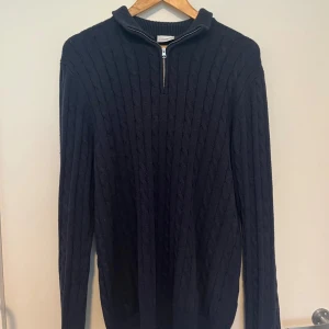Zip stickad tröja  - Storlek M men passar S också, använd typ 1 gång. Inga tecken på användning. Köpt på John Henric för 899kr