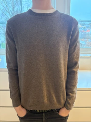 Brun stickad tröja från Lagency - Säljer min bruna stickad tröja från Lagency i storlek M. Tröjan har rund hals och ribbade muddar vid ärmslut och nederkant. Perfekt för dig som gillar enkel och stilren design med mjukt material som känns skönt mot huden. Skulle själv säga att de är storlek S på denna.