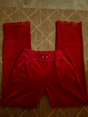 Röda juicy couture byxor - Här har vi ett par fina röda juicy couture byxor, inget fel på dom förutom att snörerna saknas .