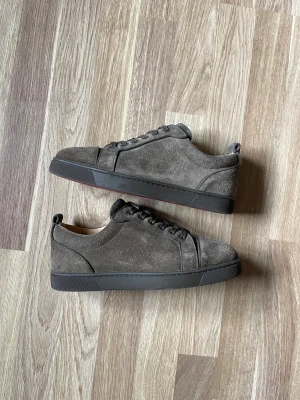 Christian Louboutin junior  - Säljer ett par mörkgröna mocka Christian Louboutin junior i fint skick. Skorna är i storlek 41 eu och inget og medföljer vid köp. Kom pm för fler bilder eller info 🫡