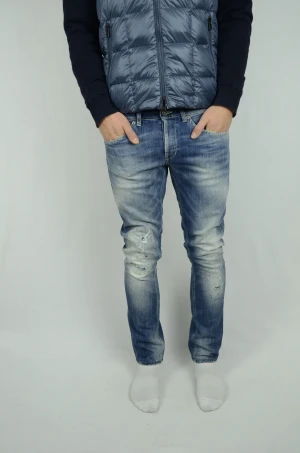 Dondup Jeans  - DONDUP GEORGE NYASTE MODELLEN  Storlek : W31  Modell : George  Mått : A = 41CM - B = 99CM  Användning : Jeansen är i ett väldigt fint skick utan defekter, slitningar som design  Nypris : Cirka 3500SEK  Modellen på bilden är 182CM och väger 76KG