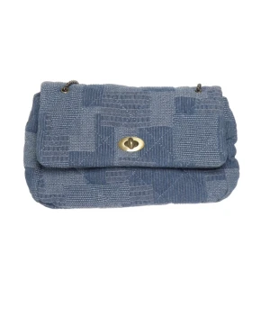 Blå quiltad jeans axelväska Beck Söndergaard - Snygg blå axelväska från Beck Söndergaard med quiltad yta. Väskan har en metallkedja som axelrem och ett vridlås i metall på framsidan. Perfekt storlek för det viktigaste och cool design som sticker ut.