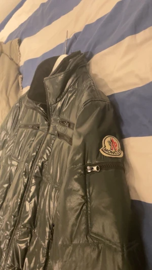 Mörkgrön Moncler pufferjacka - Säljer min Moncler-jacka i storlek M. Jackan är i fint skick och har använts sparsamt. Jag köpte den själv här på Vinted, men den har mest hängt i garderoben. Den är hel, ren och redo för en ny ägare! Priset är diskuterbart. Hör av dig vid intresse! 🌸❤️