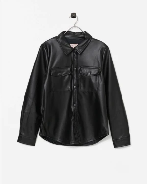 Svart skinnjacka  - Svarta skinnjacka/skjorta i perfekt skick! Passar både 36 och 38. 