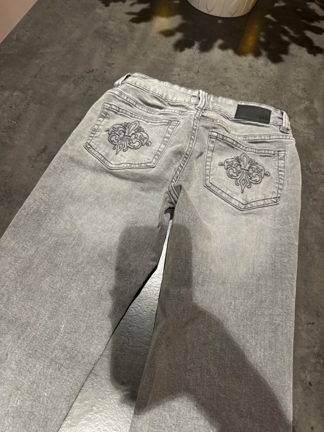 Grå jeans med broderade bakfickor - 1