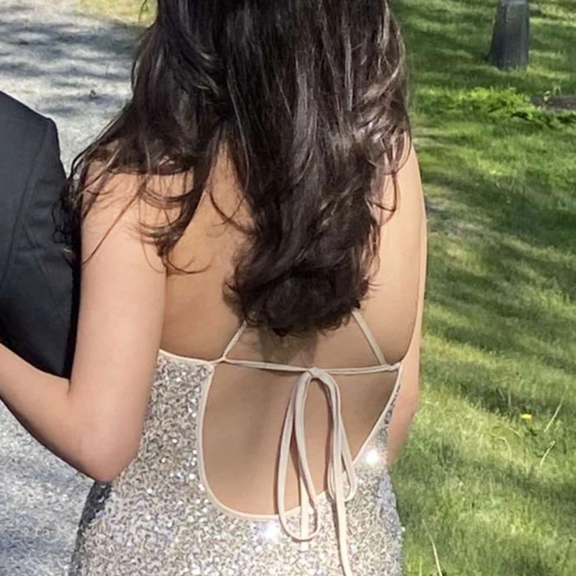 Glittrig långklänning med öppen rygg - 3