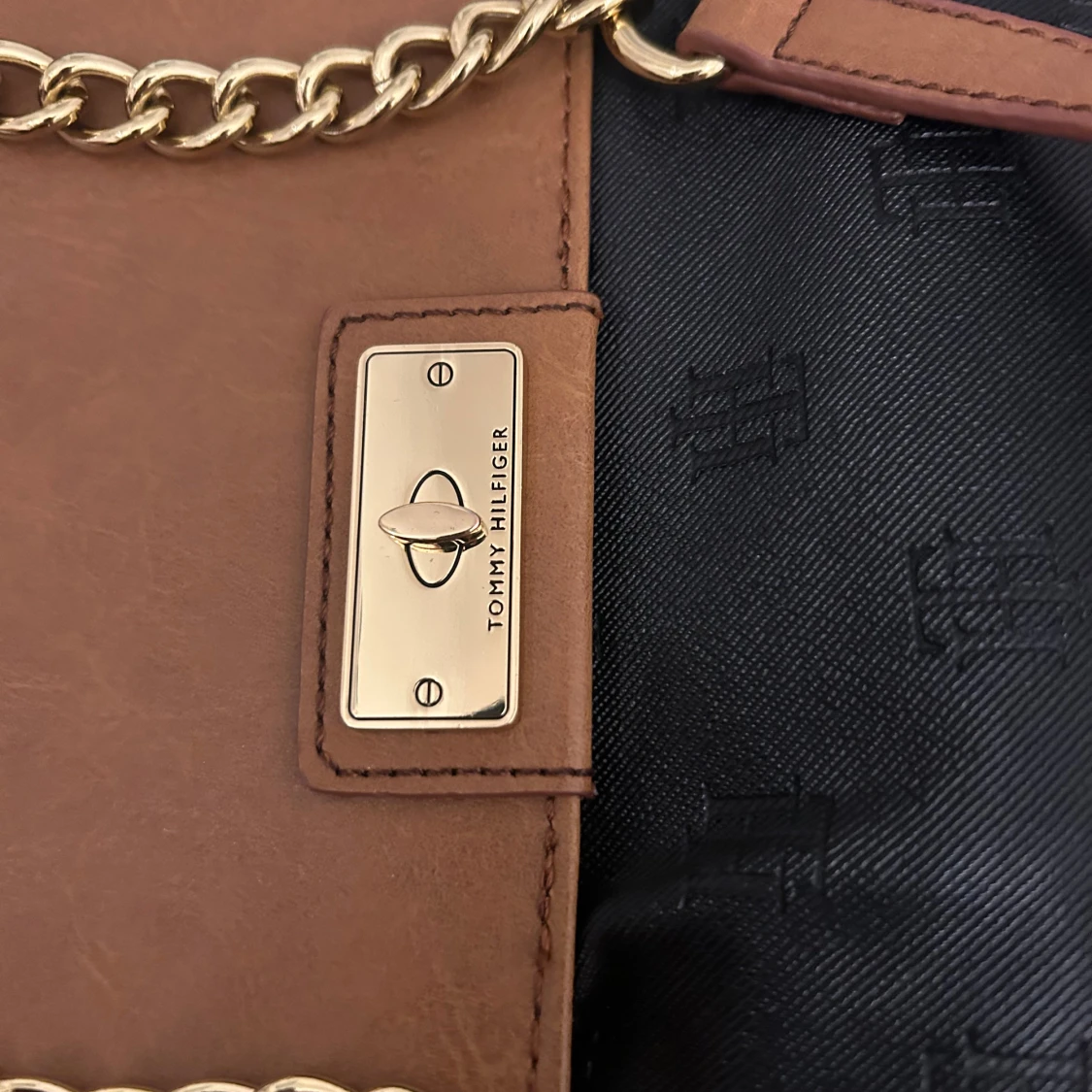 Tommy Hilfiger svart och brun axelväska - 2