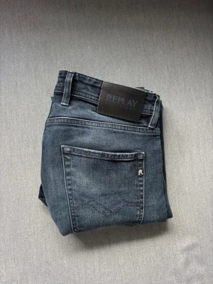 Replay Grover jeans  - Replay Grover jeans  Mycket bra skick Storlek 30/32 Midja: 39cm, Byxlängd: 102cm Pris kan diskuteras 💰  Ställ gärna frågor