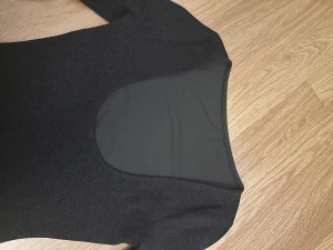 Svart glittrig klänning - Figursydd klänning från hm med öppen rygg, glittrig men svårt att få med på bild, perfekt till nyår, endast använd en gång