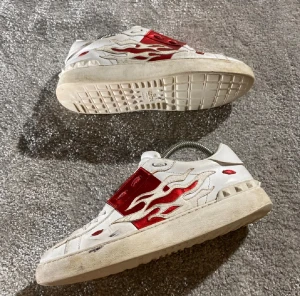 Valentino skor - Hej! Säljer nu mina skor från märket Valentino, storlek 39  bra skick, givetvis äkta. Tveka inte på att höra av dig om du har frågor eller funderingar kring skorna! 