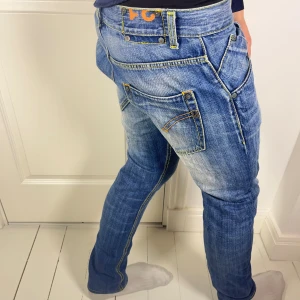 Dondup jeans  - Dondup jeans, inga direkta defekter. Väldigt fint skick, modellen är 180 cm 75 kg och bär storlek W31. Mått A: 39.5 cm B: 96 cm. Dom är inte så skinny i verkligheten utan bara vinkeln bilden är taggen. Notera att måtten kan skilja någon centimeter beroende hur man mäter. Jeansen är väldigt hög kvalité, och är riktigt snygga! Kom med frågor ❤️