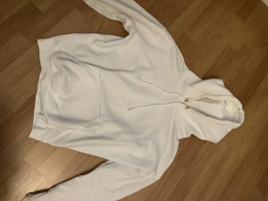 Vit hoodie - Vit hoodie från bikbok, har lite sminkfläckar som jag inte har försökt att få bort annars bra skick