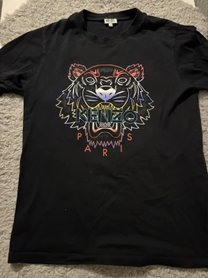Svart Kenzo t-shirt med en tiger på  - Fin och bra kvalité på T-shirten. Den är skön att sova med men du kan även ha på dig den under en hoodie eller zipp hoodie 