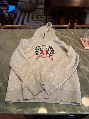  Grå Gant tröja  -  Grå Gant hoodie med en fin log i mitten knappt använd 
