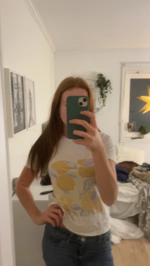 Vit t-shirt med citroner från Salt Cove - Fräsch vit t-shirt med coolt tryck av gula citroner och ljuslila blad på framsidan. Modellen är klassisk med rund hals och korta ärmar💗 Från gina tricot i storlek xxs, säljer då den inte längre används💗