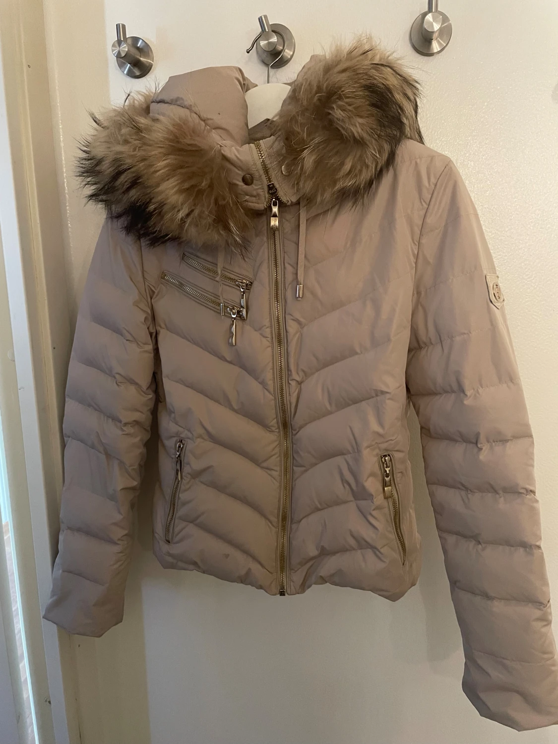 Beige pufferjacka med fuskpäls från Hollies