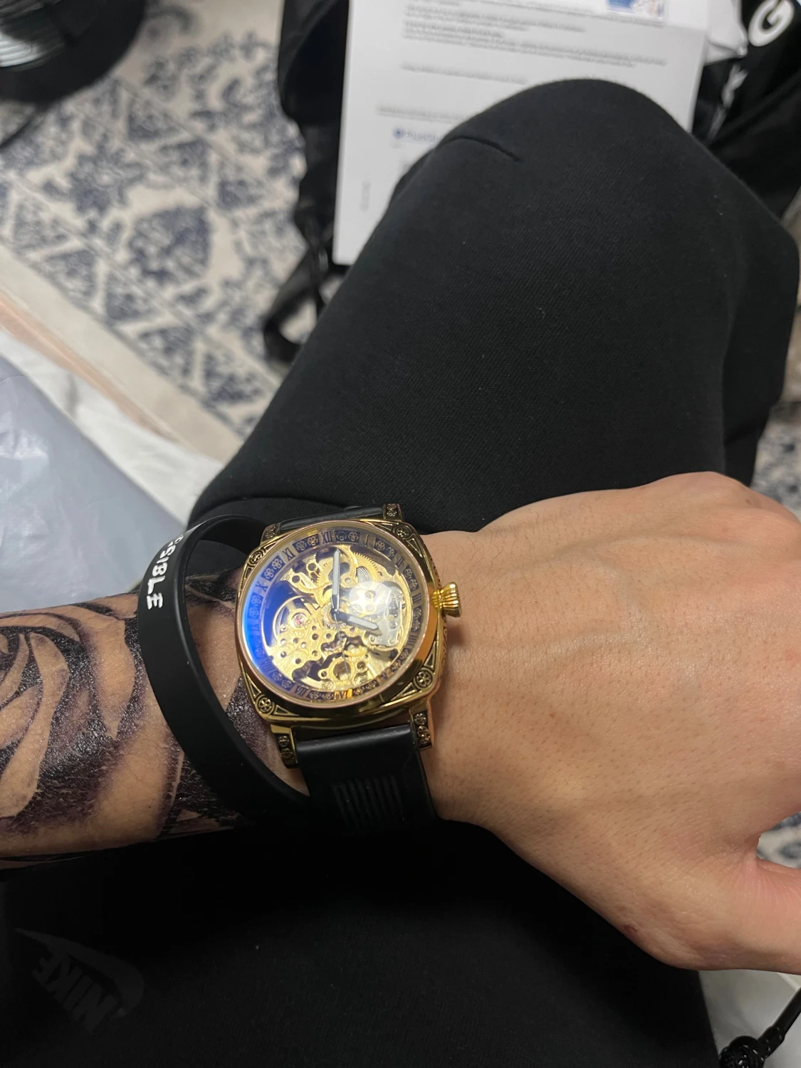 Automatisk guldig klocka med svart band