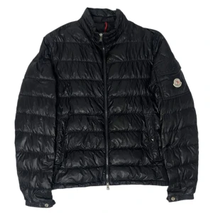 Moncler Lambot Dunjacka, fint skick!  - Moncler lambot dunjacka 65 procent under retail! Fint skick och riktigt varm jacka ✅Storlek:2/M ✅ Skickas samma dag som köp ✅