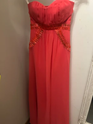 Skrikrosa axelbandslös långklänning med paljetter - Aldrig använd 