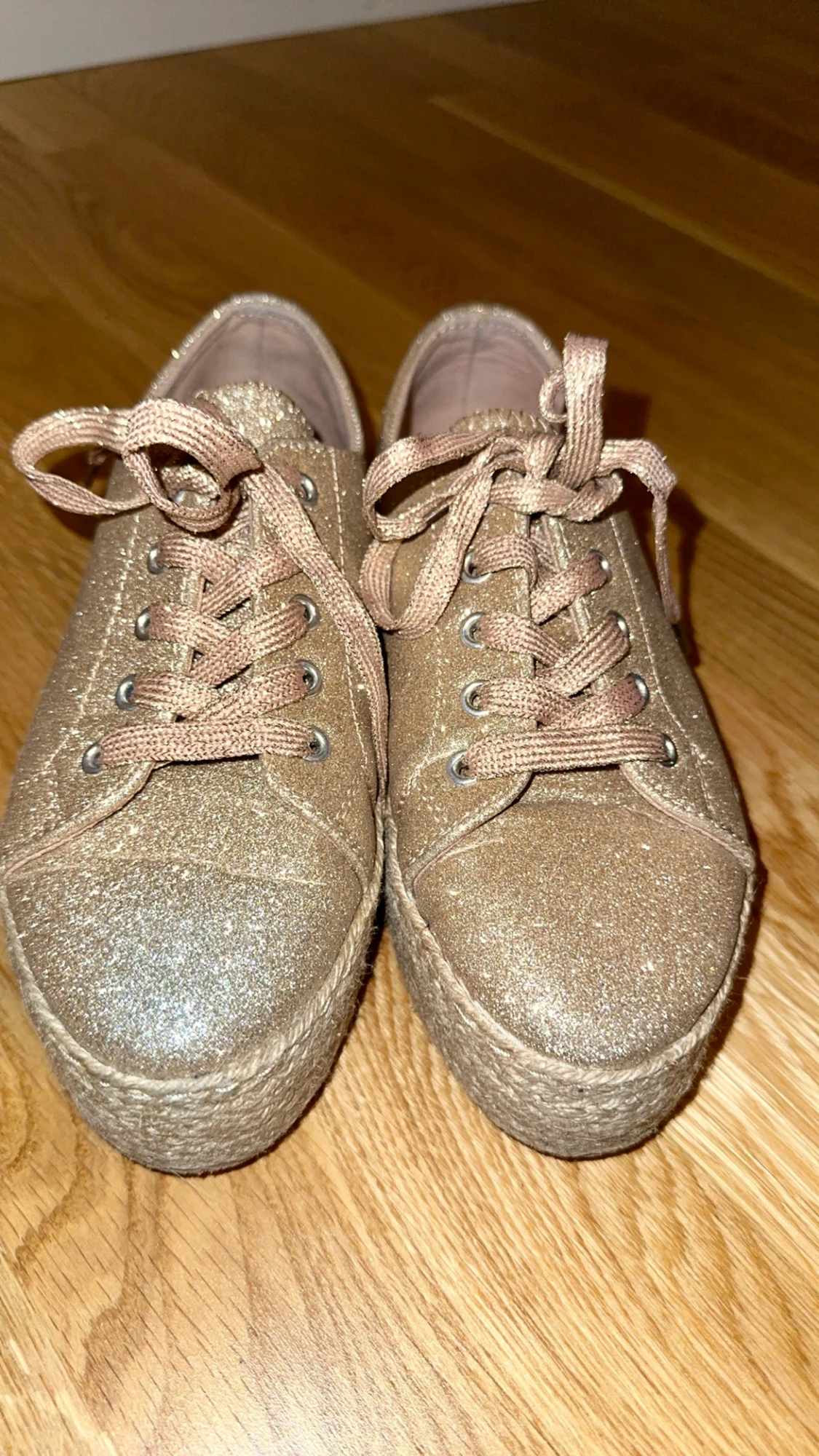 Glittriga guldiga sneakers med platå