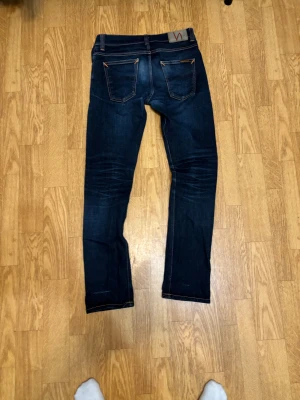 Nudie jeans - Säljer ett par väldigt feta nudie selvage jeans i  storlek 30/32. Jeansen är mer åt de slim fit hållet så inget för dig om du söker något mer straight. Slitningarna är hemmagjorda och väldigt unika, vid frågor/funderingar är de bara att skriva.