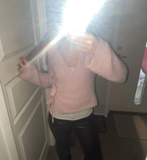 Ljusrosa omlottkofta från Gina tricot  - Superfin ljusrosa omlottkofta från Ginatricot med knyt i sidan och v-ringad hals. Koftan är stickad och har långa ärmar, perfekt för att ge en mysig och söt vibe till din outfit. Säljs inte längre så därför väldigt efterfrågad💕Kolla gärna in mina andra annonser