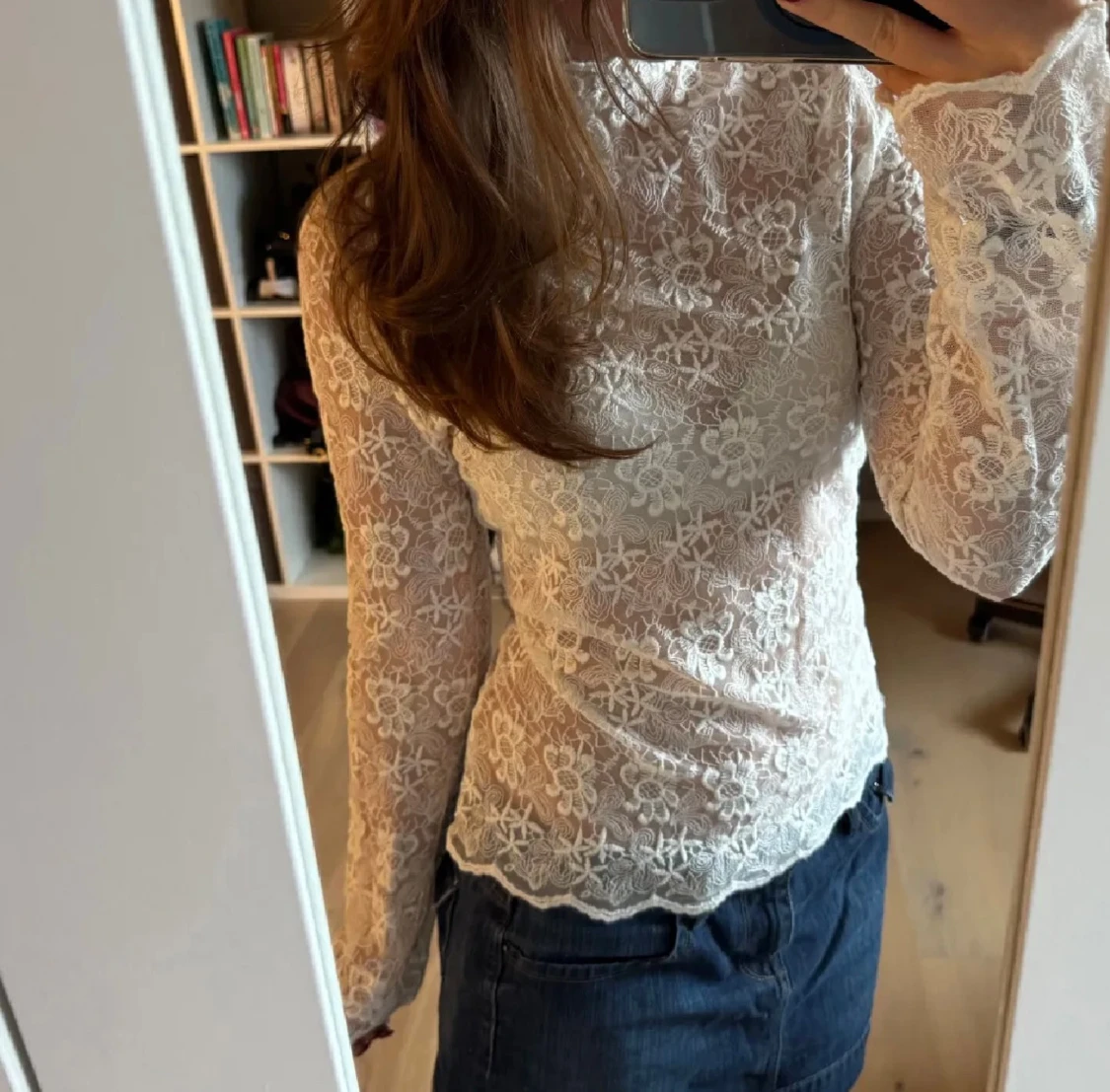 Vit spetsblus med blommönster