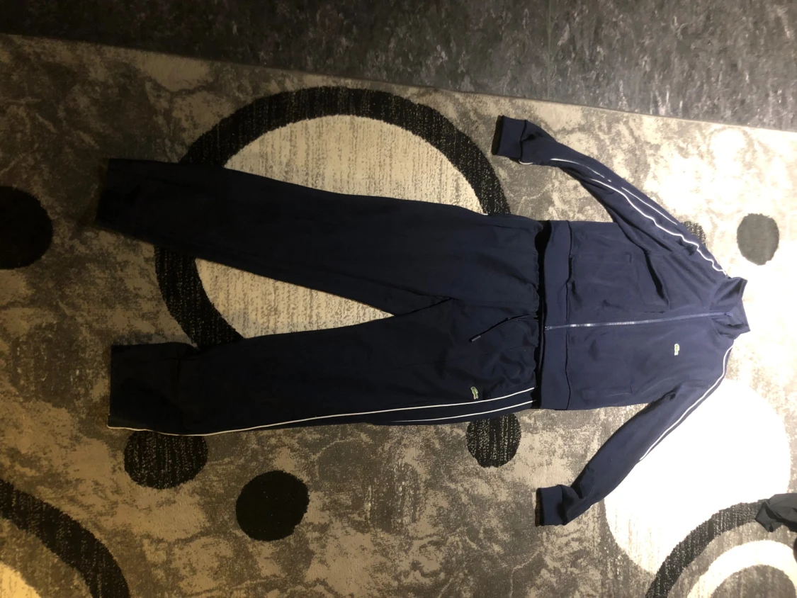 Mörkblå träningsbyxor från Lacoste