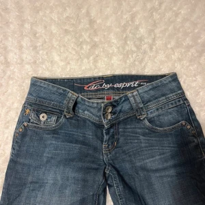 Lågmidjade Jeans - Snygga lågmidjade vintage jeans från Esprit med låg midja och raka ben.