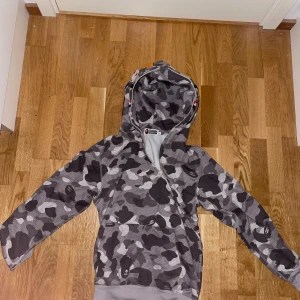 BAPE Shark hoodie - Säljer nu denna BAPE zip hoodien, eftersom att den inte kommer till användning längre. Kan tänka mig ett lite lägre pris då jag bara behöver bli av med den eftersom att jag rensar ut allt jag inte använder längre.Pris kan dock självklart diskuteras. 