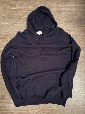 Davida Kashmir Hoodie - Tja! Säljer denna tvär snygga Davida Hoodin i Kashmir ✨💫|| Storlek : L || Skick : Bra (Sydd vid luvan titta bild) || Personen på bilden är 186cm och väger 75kg ||  Har du några frågor är det bara att höra av sig ✨⭐️ 