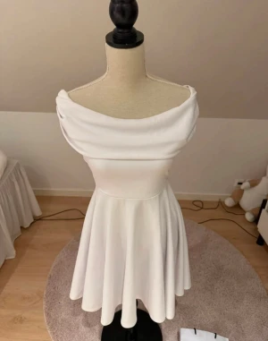 Studentklänning  - Studwntklänning från bubbelroom  i storlek 36 / UK 8 / US 4. Elegant off-shoulder klänning med vid kjol och fin drapering upptill. Perfekt till student, bröllop, sommarfest eller annan speciell tillställning. Ny med tag kvar! ✨