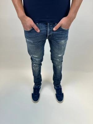 Dondup Jeans George  - Dondup Jeans George! Trendigaste jeansen på marknaden.  Skick= 9,5/10 Ny pris= 4000 kr Säljs för= 1199 kr (Modellen har original slitningar från fabrik vilket är väldigt eftertraktat och populärt)