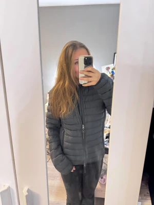 Svart dunjacka Parajumpers dam - Mörk grå parajumpers jacka i storlek S gjord för herrar men JAG tycker att den kan användas som unisex❤️ helt ny äkta inte använd
