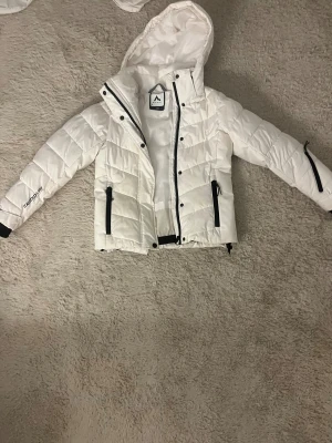 Mckinley jacka  - Säljer min mckinley då den blivit för liten det finns några små fläckar här och där men vissa går nog bort i tvätten den har en ficka på armen för skidkort också då det är en skid jacka