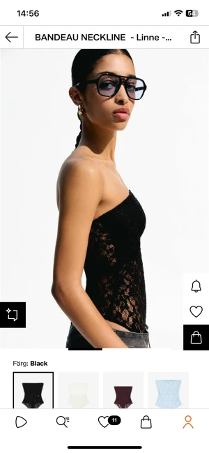 Svart spets bandeau tubtopp - Svart bandeau tubtopp (body) i spets med transparent blommigt mönster. Toppen är axelbandslös och har en bandeauform som sitter tight mot kroppen. Materialet är mjukt och stretchigt, perfekt för att skapa en cool och trendig look. Knäppning i grenen för enkel användning.