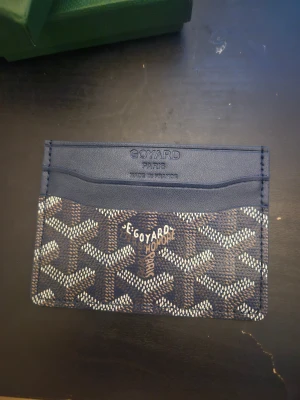 Korthållare Blå Navy - Marinblå korthållare med vita brunbeiga detaljer plånbok