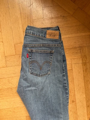 Levis jeans - Levis jeans i rak modell. Köpta i vintage affär, men tyvärr aldrig fått användning för dom. Köpta för 400kr.