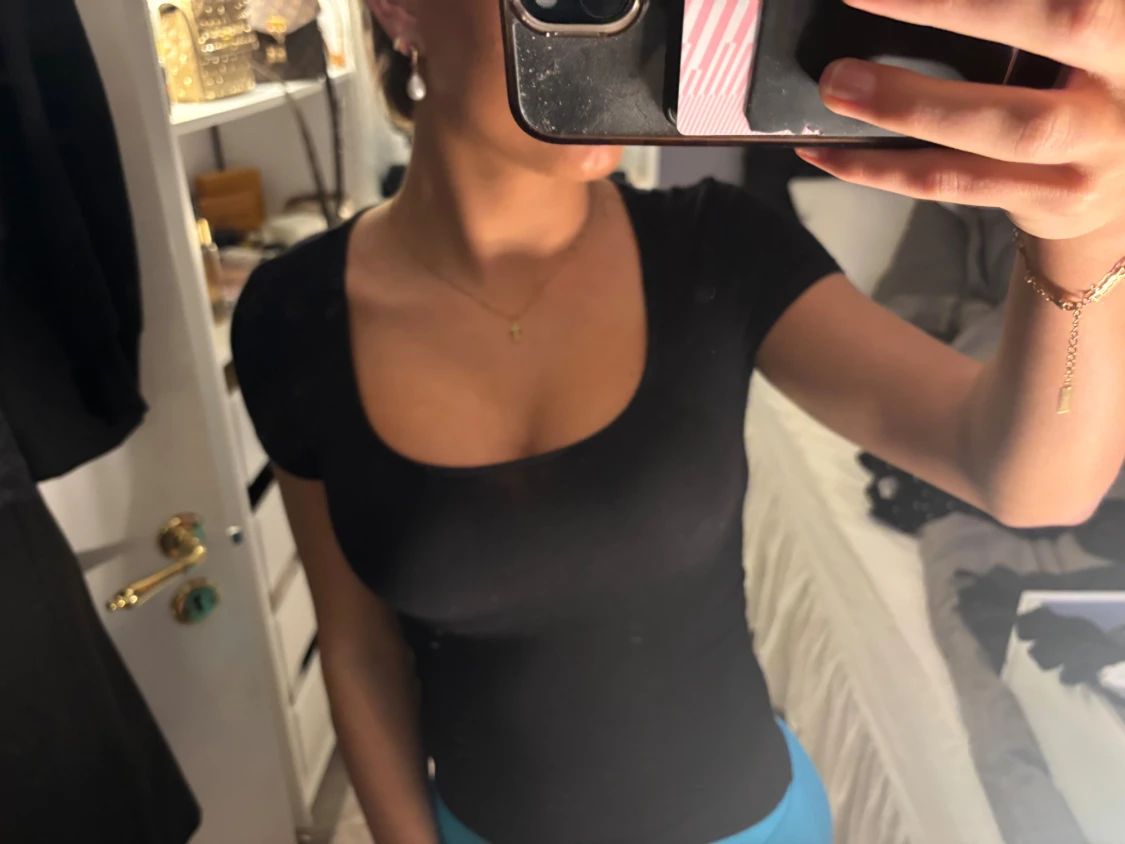 Svart tight topp med rund hals - 1