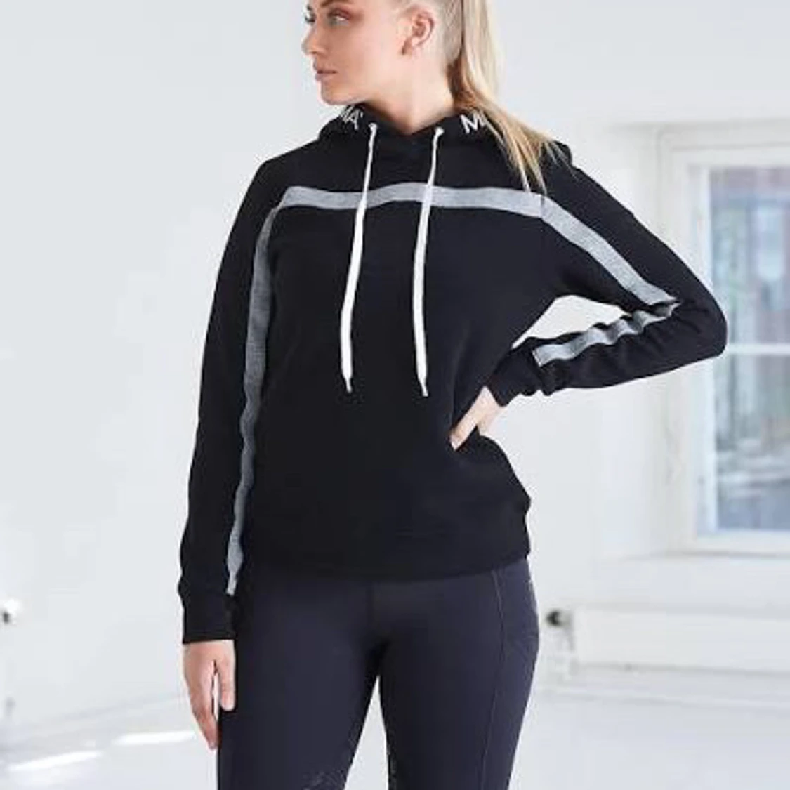 Svart och grå hoodie från Maya delorez