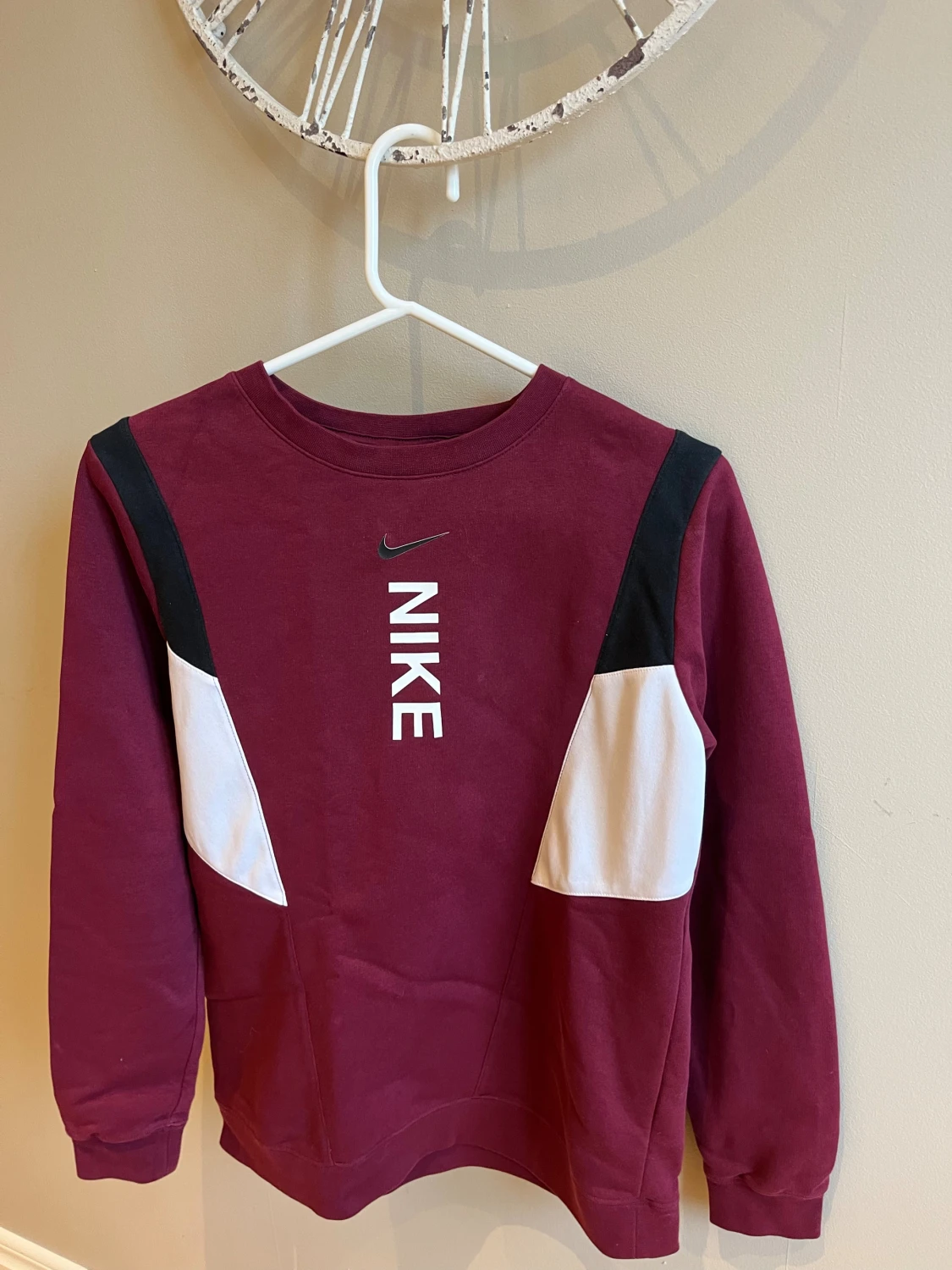 Vinröd Nike sweatshirt med tryck