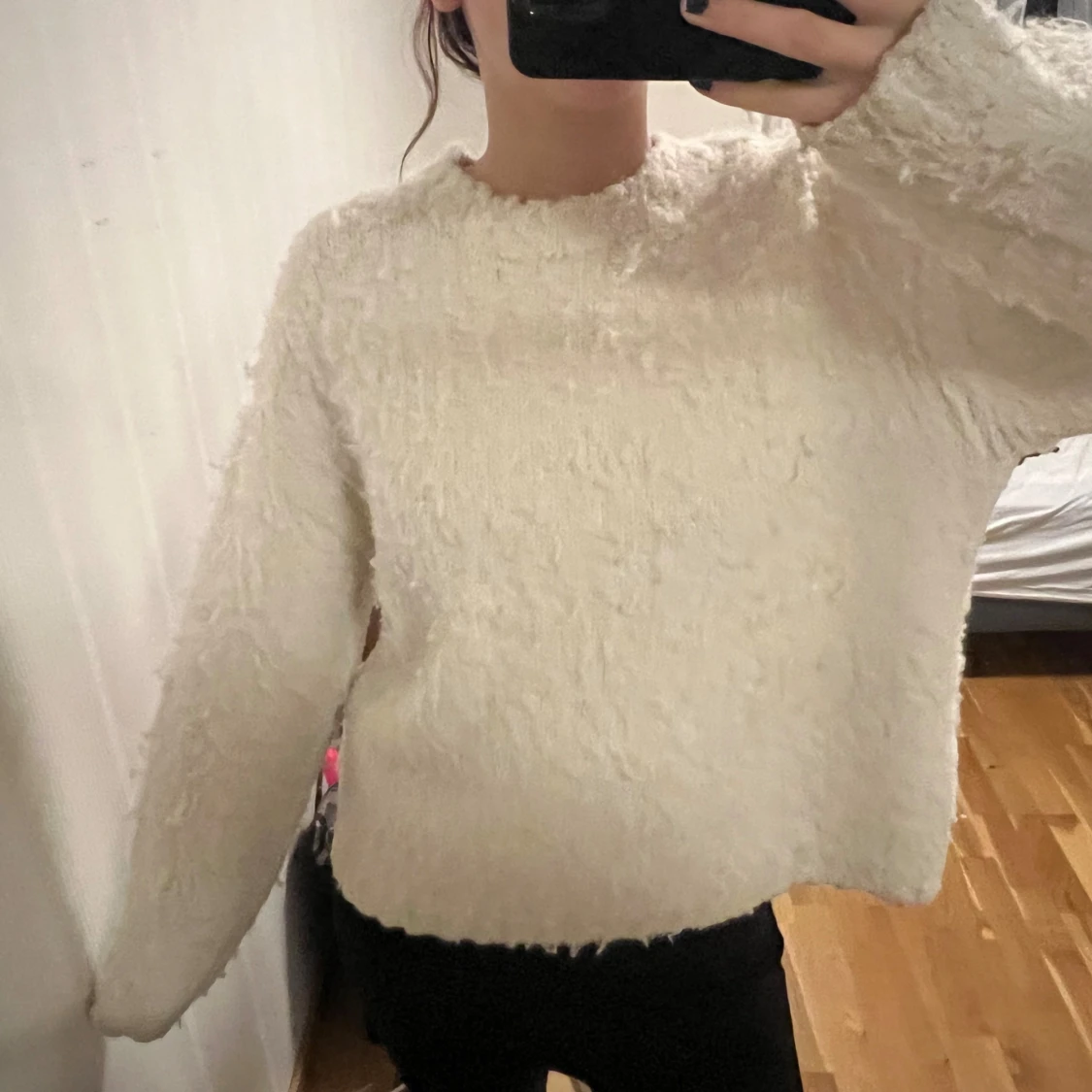 Vit fluffig stickad tröja