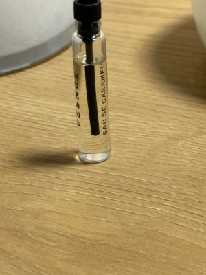 Essnce Eau de Caramel provflaska - Smidig provflaska från Essnce med Eau de Caramel. Perfekt storlek att ta med i väskan eller testa hemma. Snygg och enkel design som passar dig som gillar att prova nya dofter.