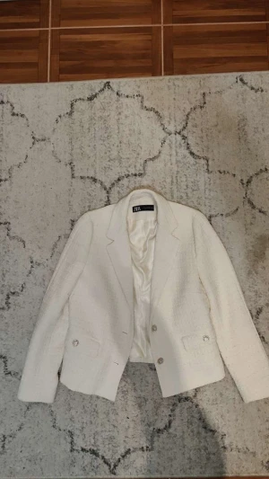 Vit kavaj från Zara med silvriga knappar - Snygg vit kavaj från Zara 💞