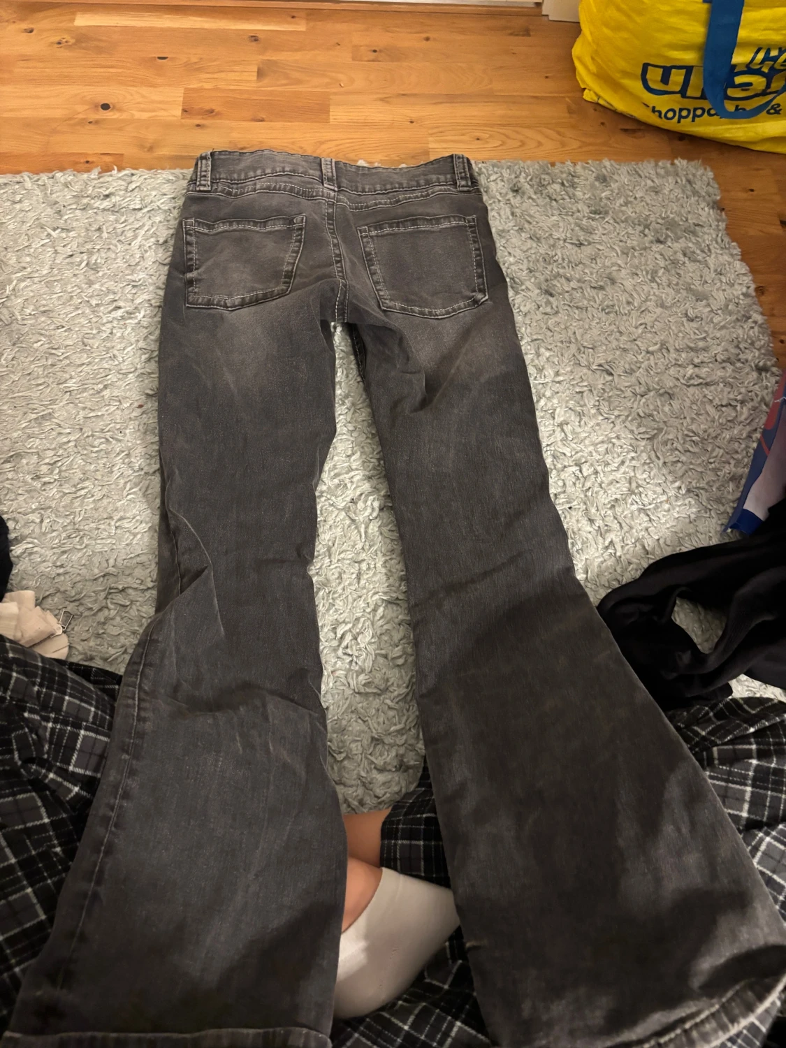 Bootcut jeans från Gina Tricot, svart - 1