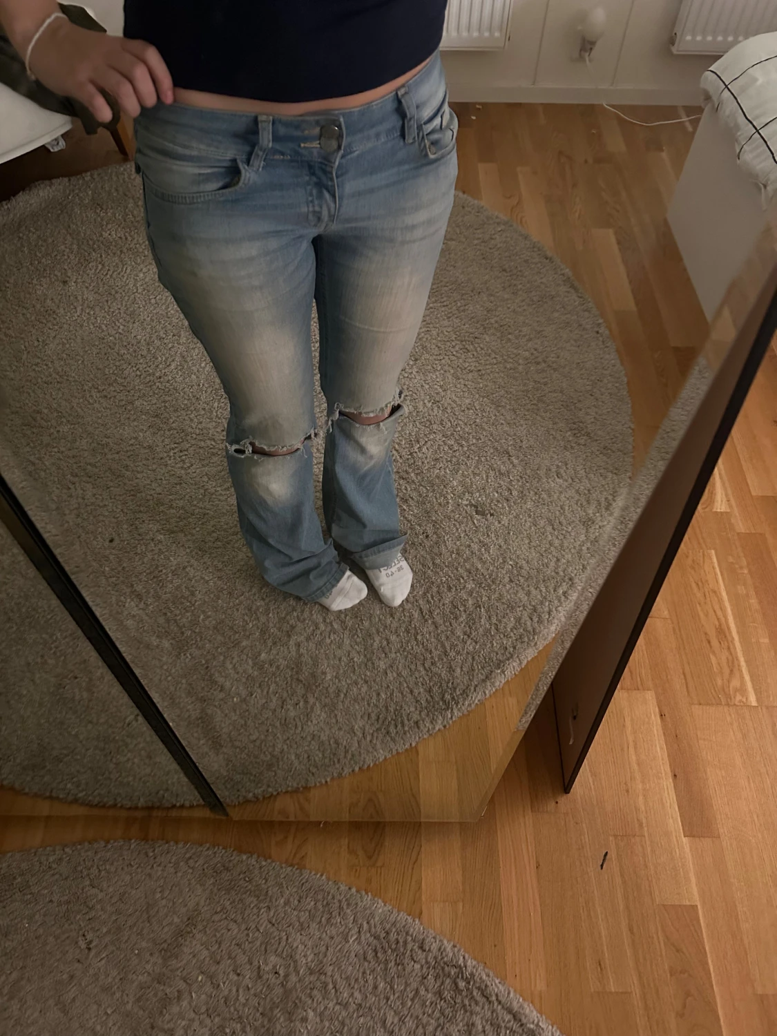 Ljusblå bootcut jeans med hål - 1